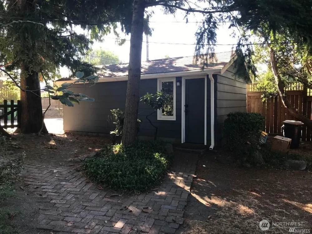 3222 30th Avenue W Seattle, WA 98199