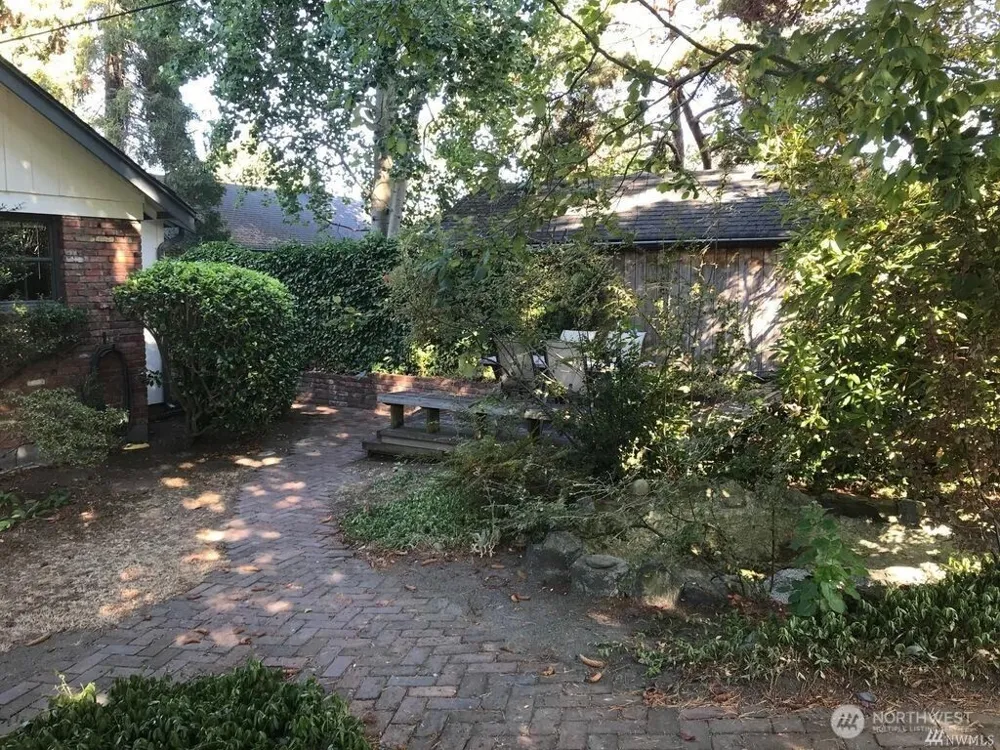 3222 30th Avenue W Seattle, WA 98199