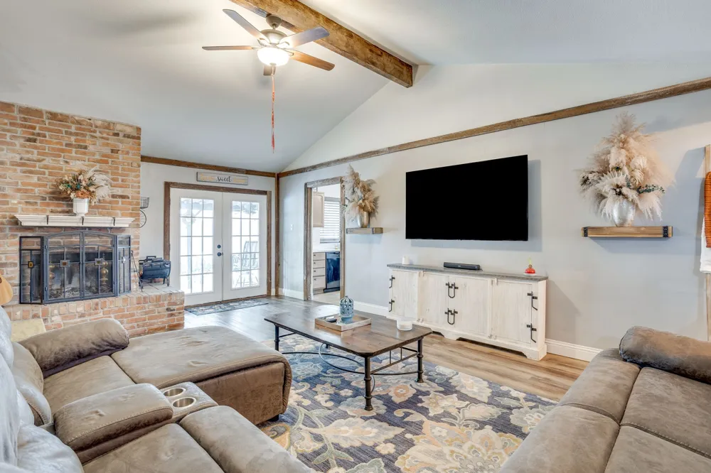 435 SE Gardens Boulevard Burleson, TX 76028