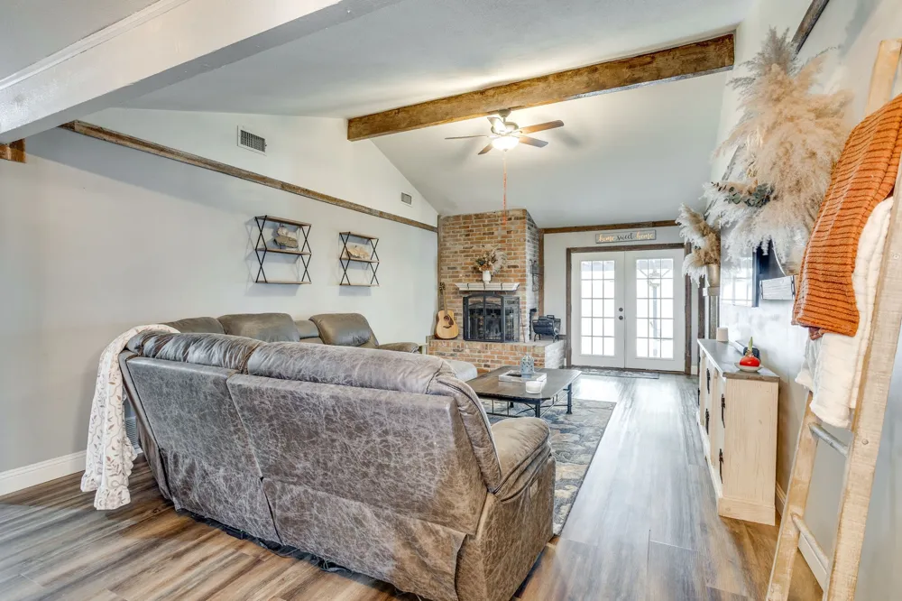 435 SE Gardens Boulevard Burleson, TX 76028