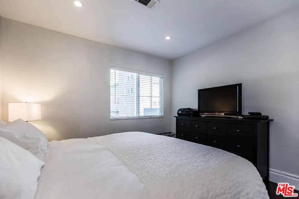 4409 IRVINE AVENUE North Hollywood, CA 91602