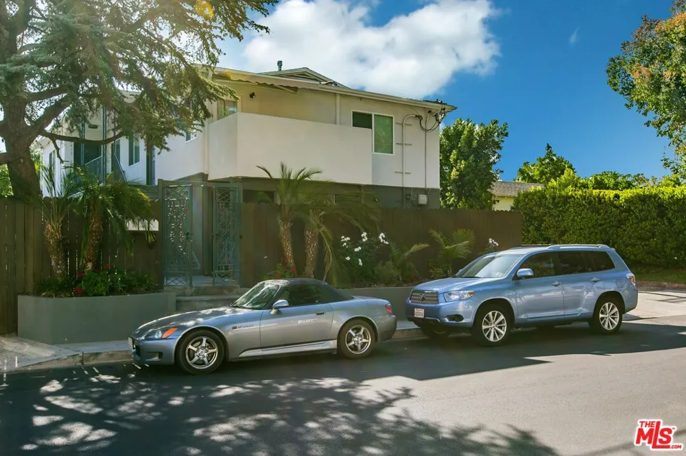 4409 IRVINE AVENUE North Hollywood, CA 91602
