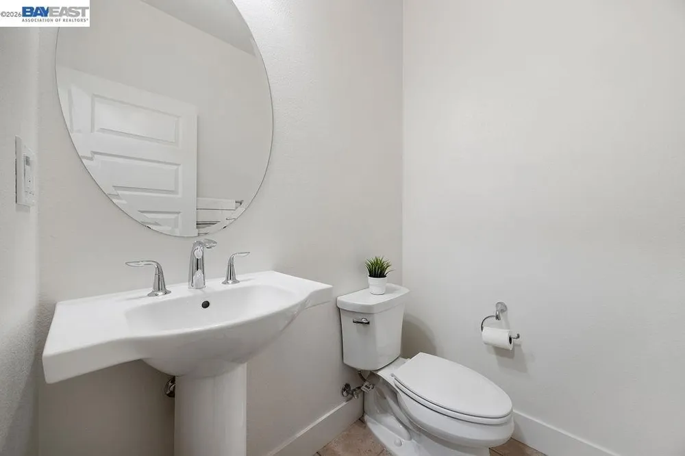 2729 5Th St Alameda, CA 94501