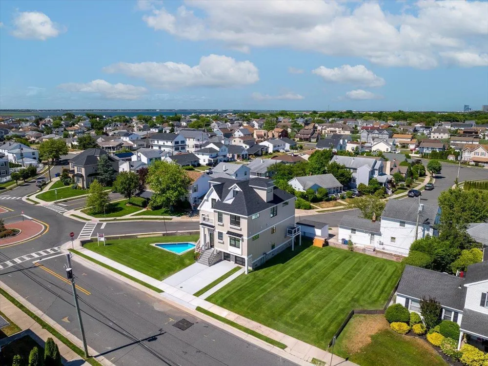 323 N Huntington Ave Margate, NJ 08402