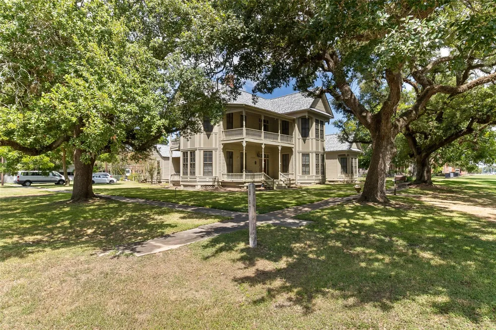 2420 Avenue H Bay City, TX 77414