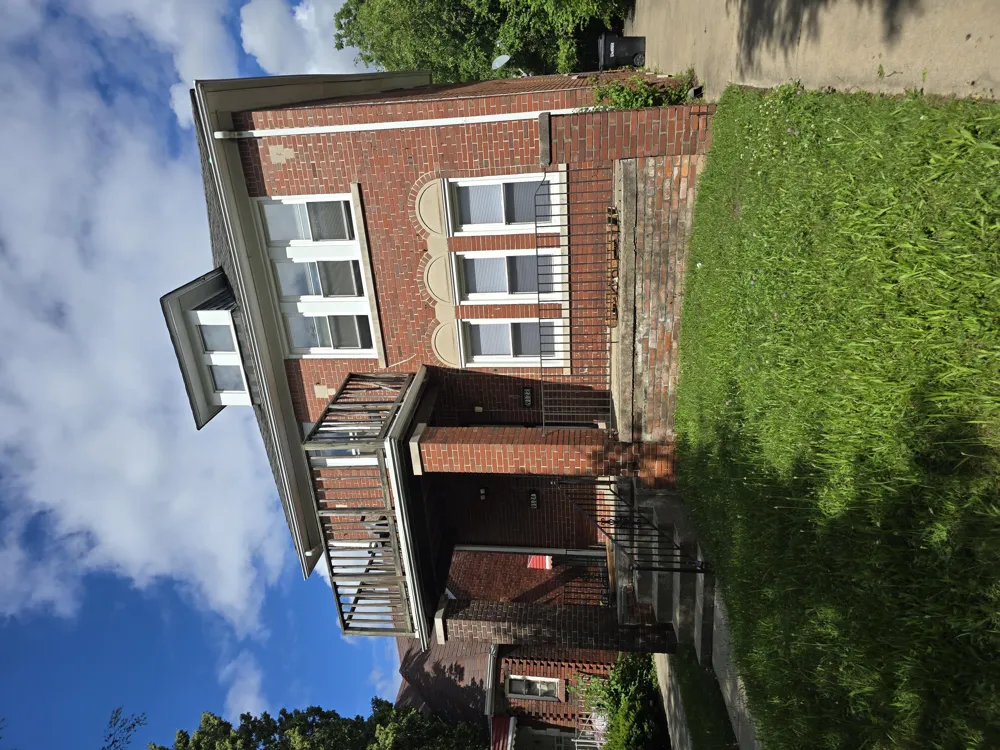 9122 Pinehurst Street Detroit, MI 48204