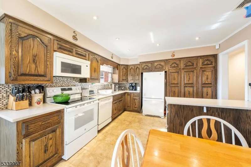 1015 Georgian Dr Linden City, NJ 07036
