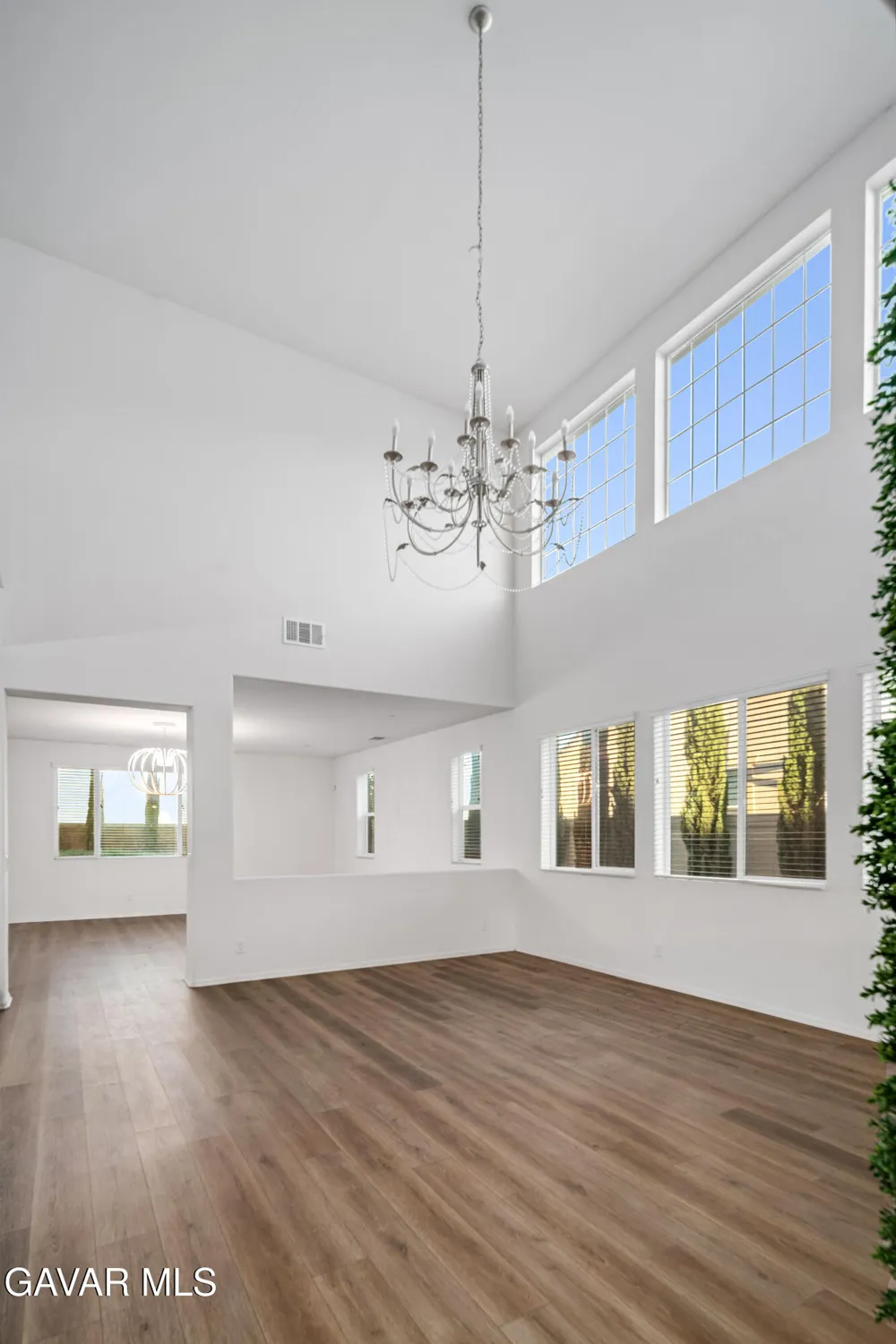 39028 Mondell Pine Avenue Palmdale, CA 93551
