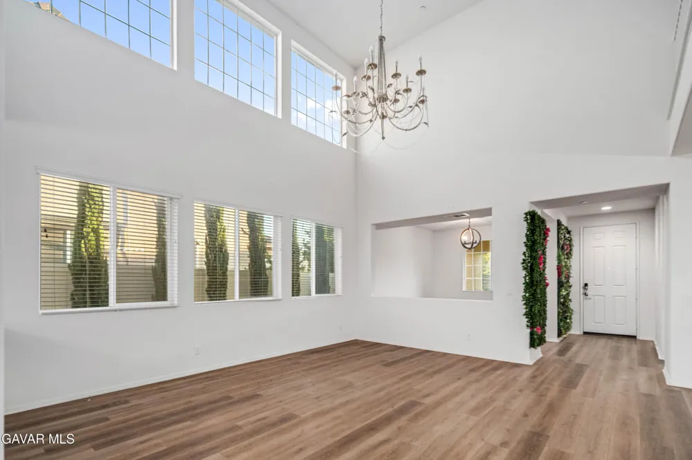 39028 Mondell Pine Avenue Palmdale, CA 93551