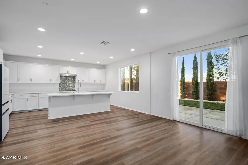 39028 Mondell Pine Avenue Palmdale, CA 93551