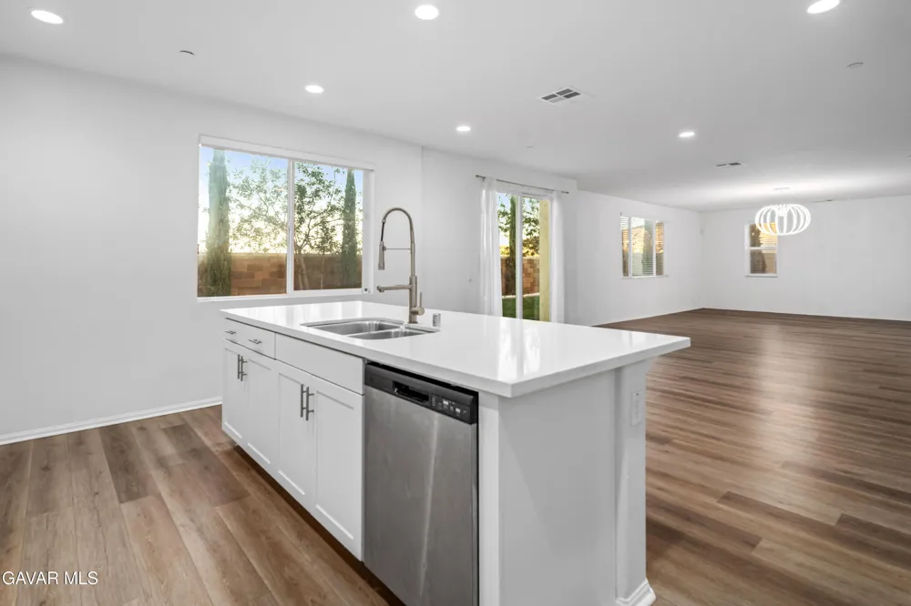 39028 Mondell Pine Avenue Palmdale, CA 93551