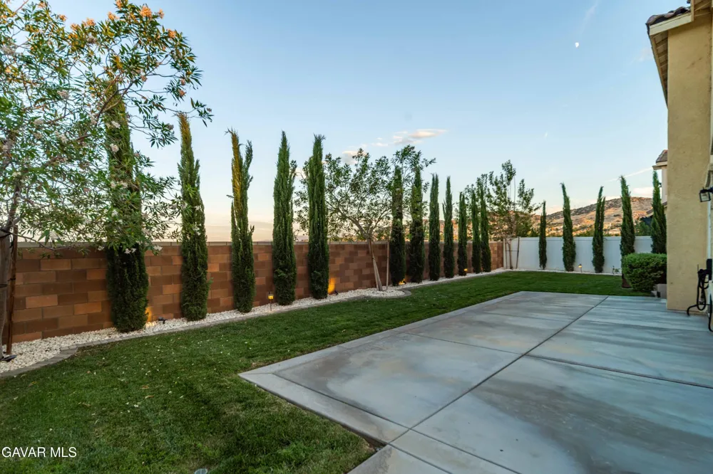 39028 Mondell Pine Avenue Palmdale, CA 93551