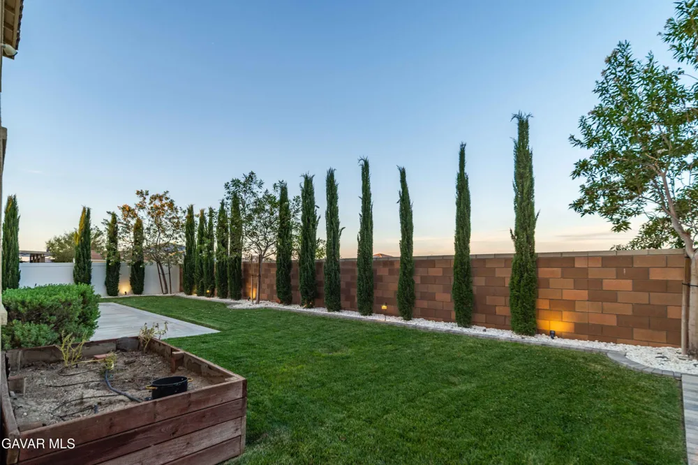 39028 Mondell Pine Avenue Palmdale, CA 93551