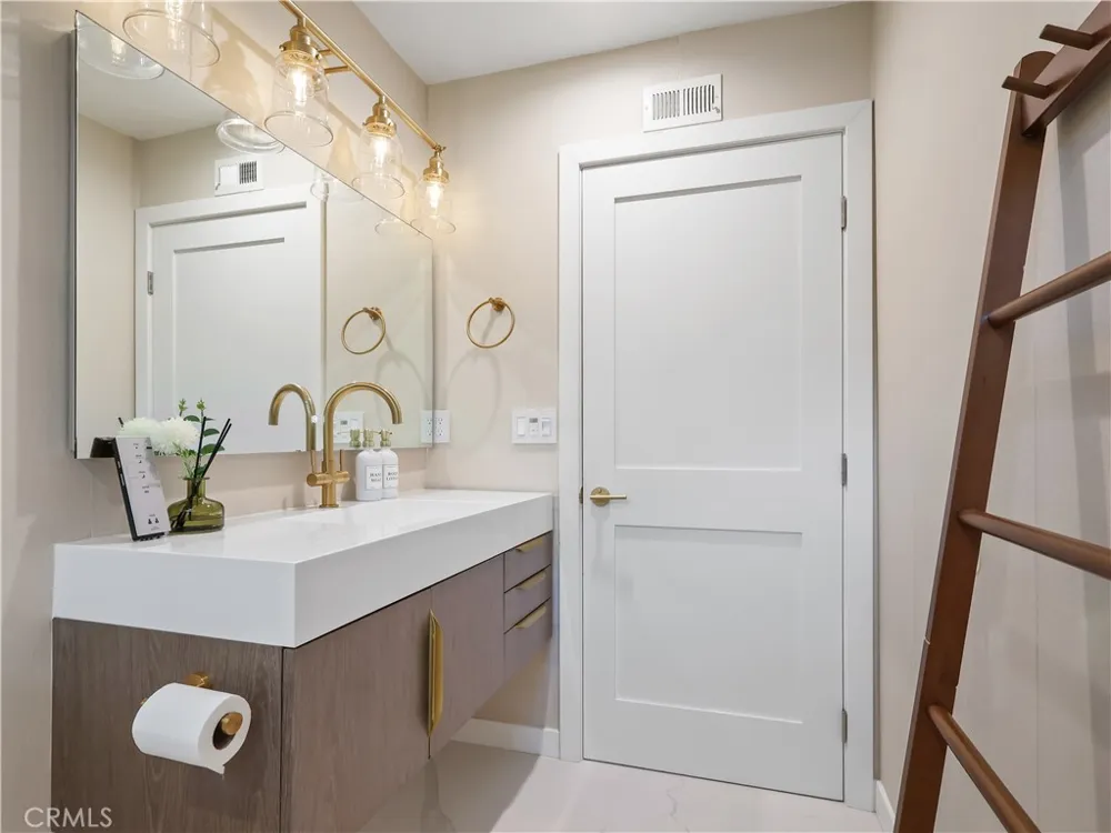7819 Goldmine Lane Lake Balboa, CA 91406