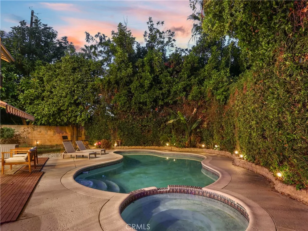 7819 Goldmine Lane Lake Balboa, CA 91406