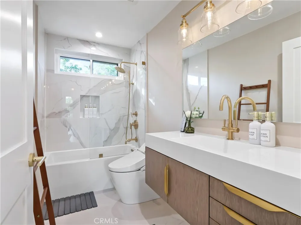 7819 Goldmine Lane Lake Balboa, CA 91406