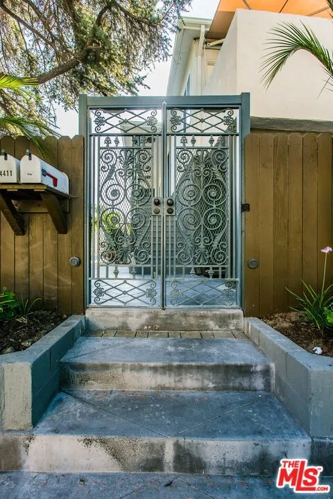 4409 IRVINE AVENUE North Hollywood, CA 91602