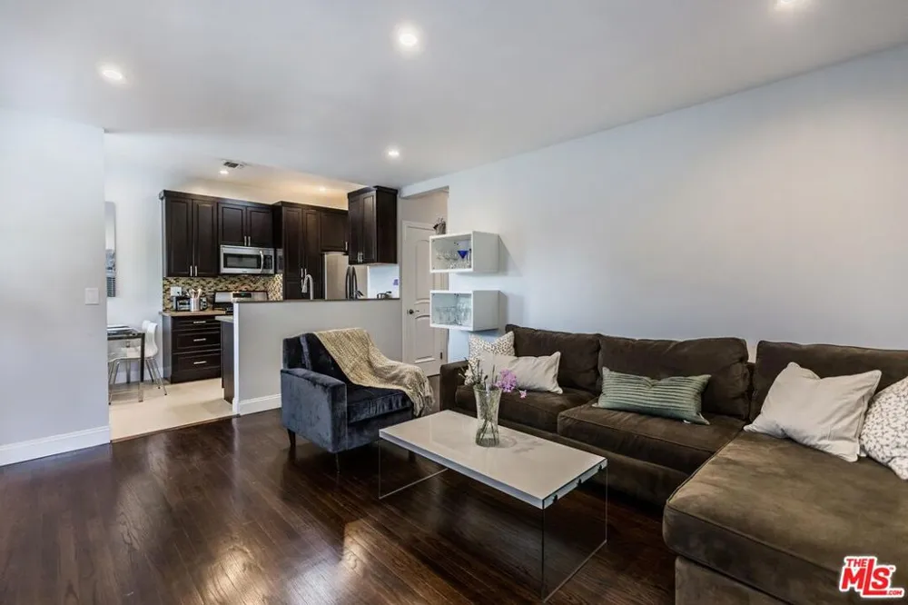 4409 IRVINE AVENUE North Hollywood, CA 91602