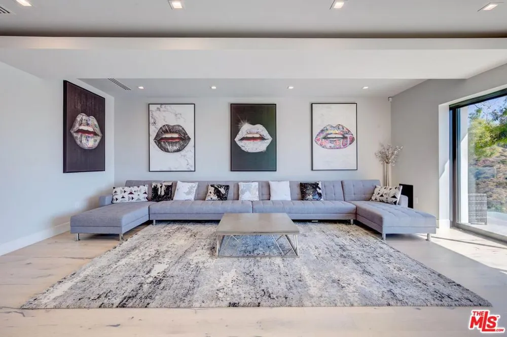 8401 WYNDHAM ROAD Los Angeles, CA 90046