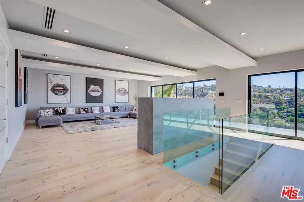 8401 WYNDHAM ROAD Los Angeles, CA 90046