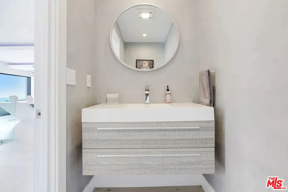 8401 WYNDHAM ROAD Los Angeles, CA 90046