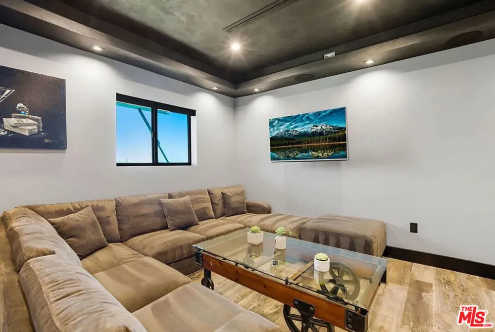 8401 WYNDHAM ROAD Los Angeles, CA 90046