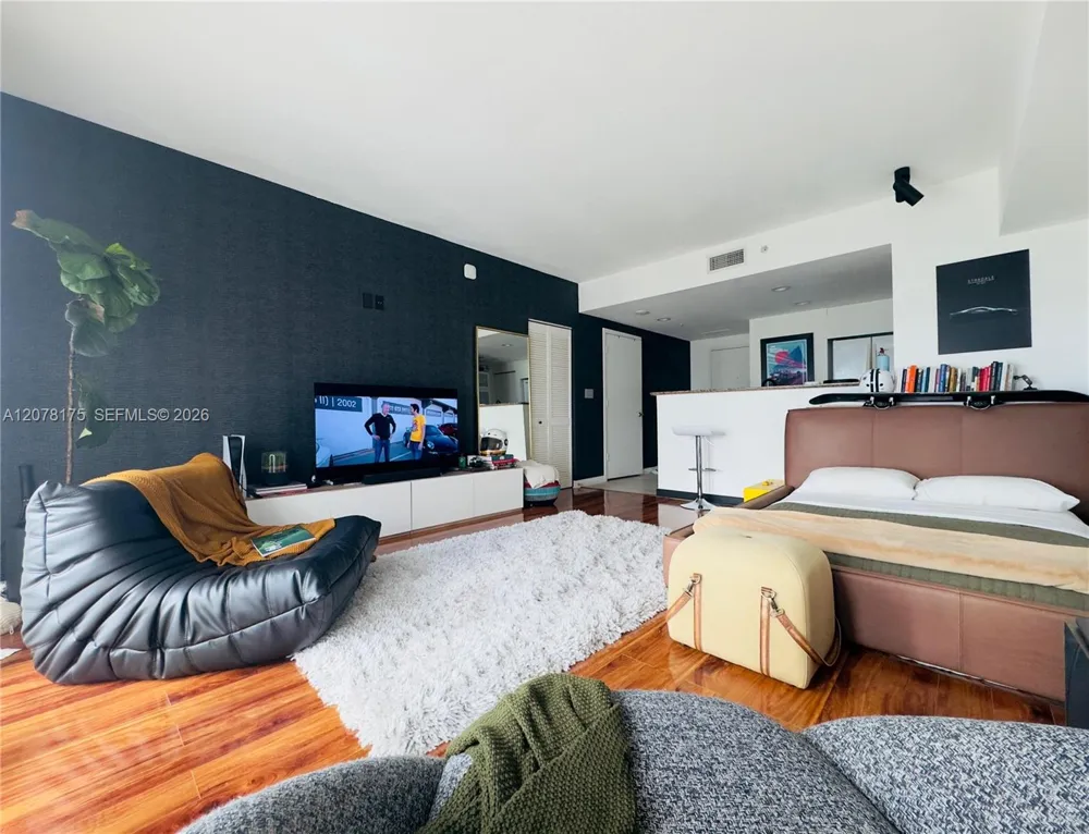 325 S Biscayne Blvd #4220 Miami, FL 33131