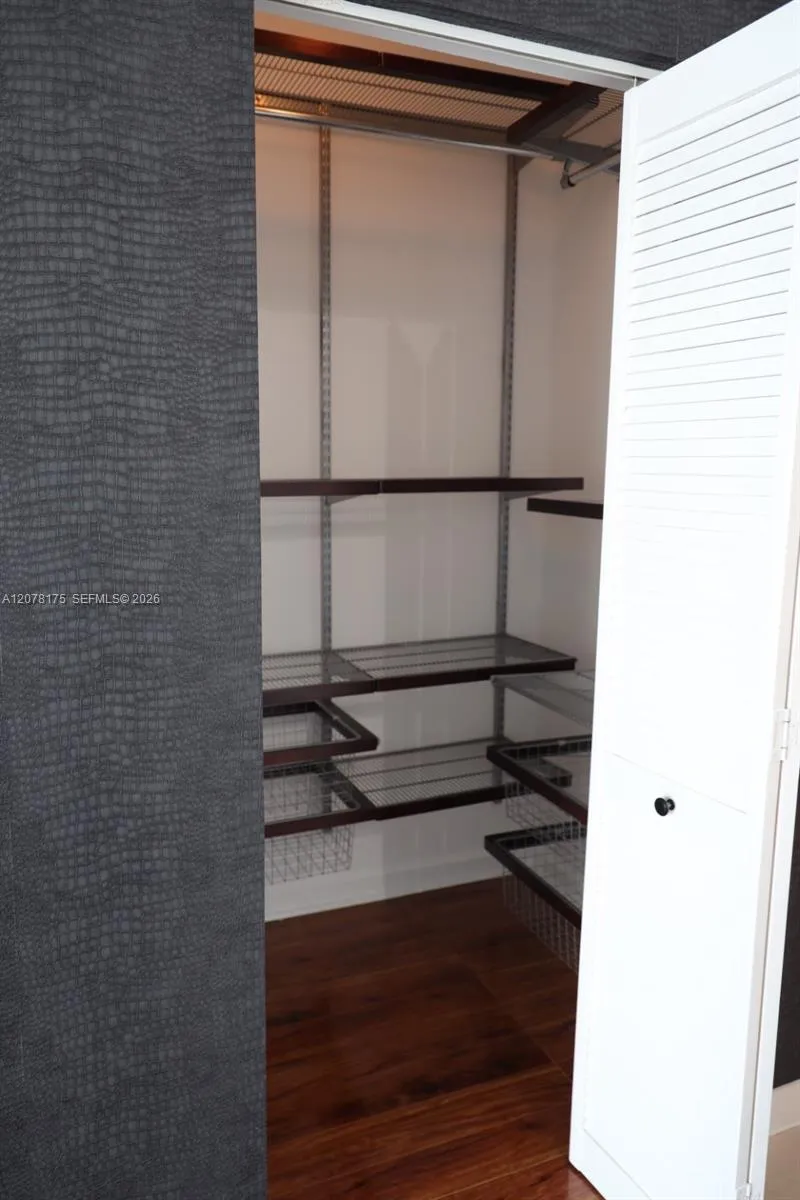325 S Biscayne Blvd #4220 Miami, FL 33131