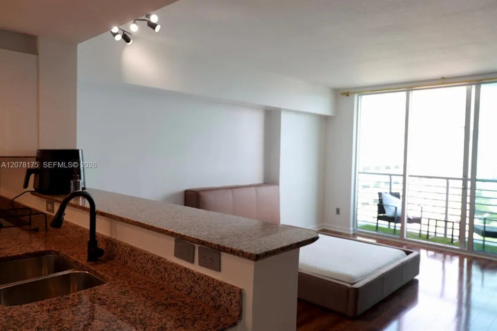 325 S Biscayne Blvd #4220 Miami, FL 33131