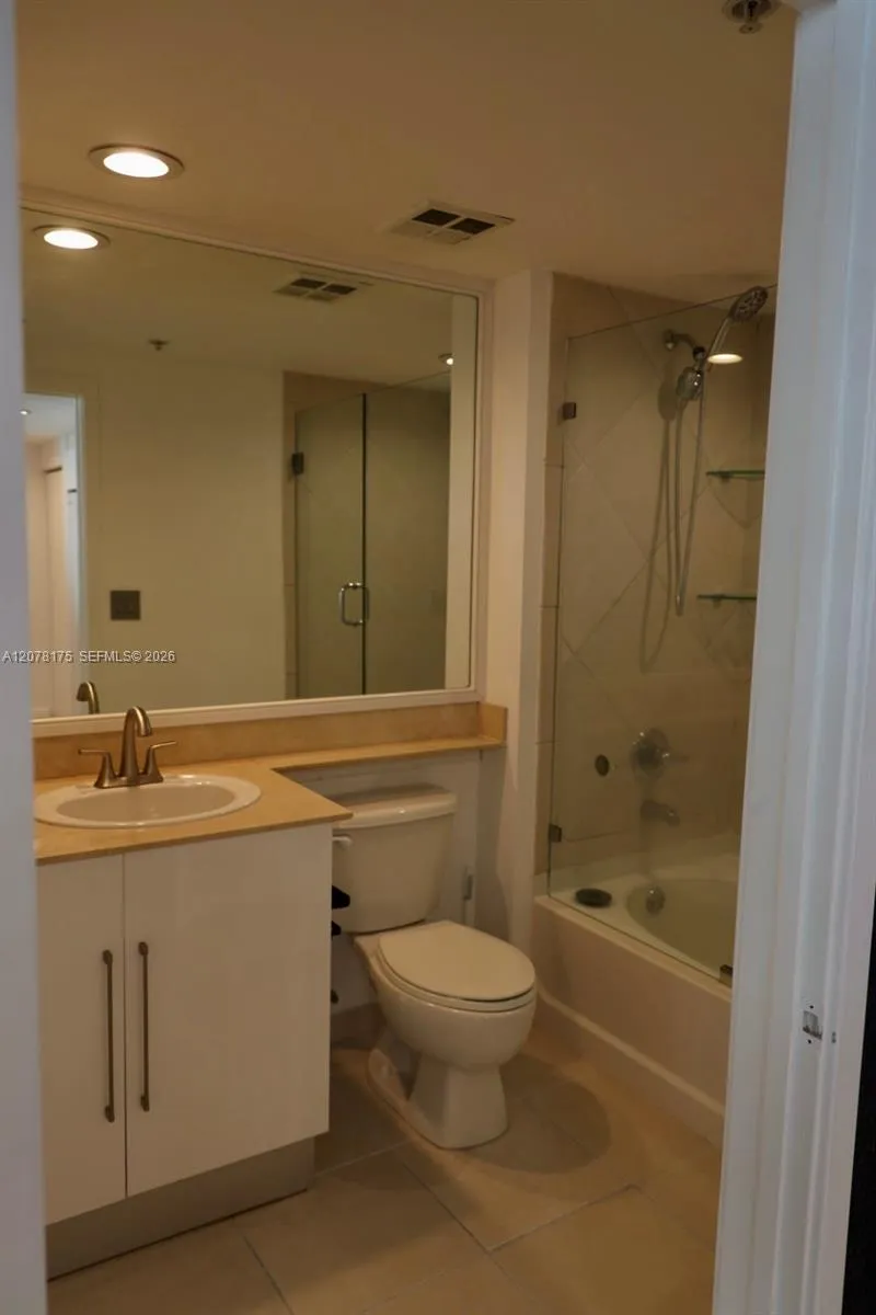 325 S Biscayne Blvd #4220 Miami, FL 33131