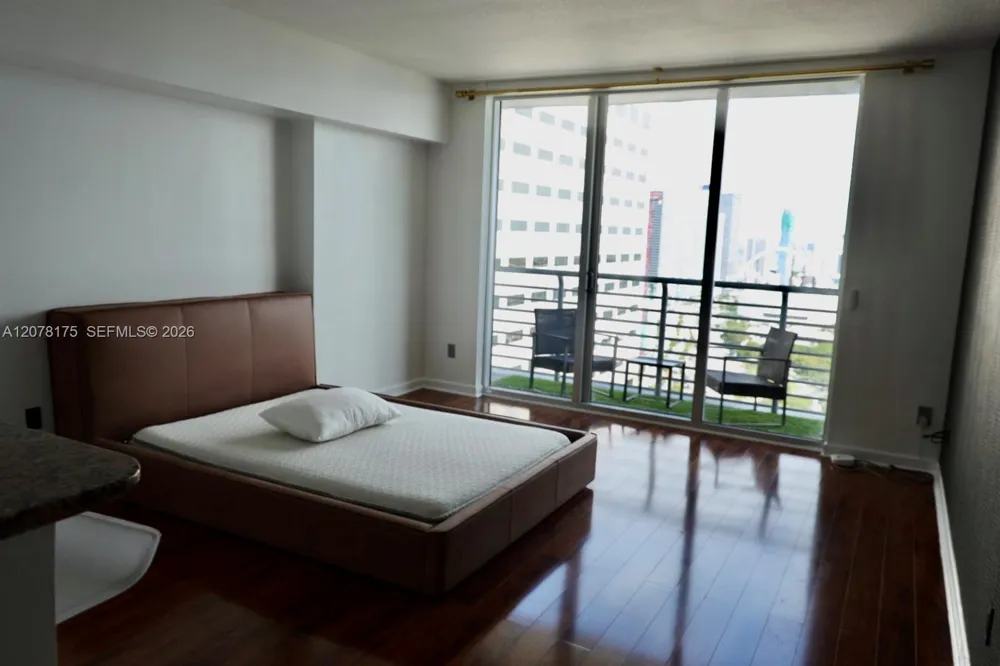 325 S Biscayne Blvd #4220 Miami, FL 33131