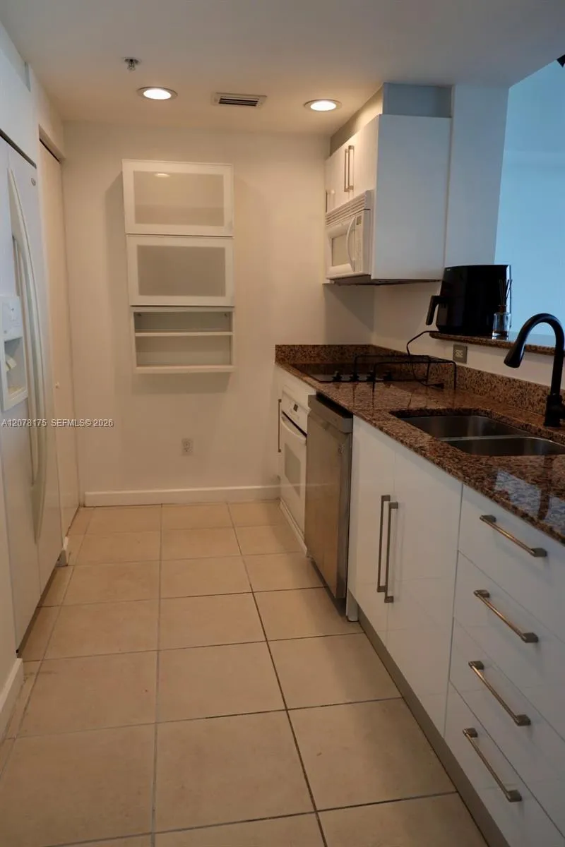 325 S Biscayne Blvd #4220 Miami, FL 33131