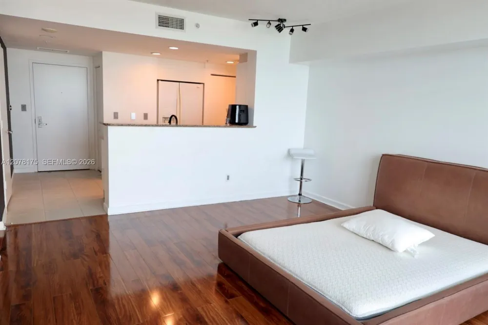 325 S Biscayne Blvd #4220 Miami, FL 33131