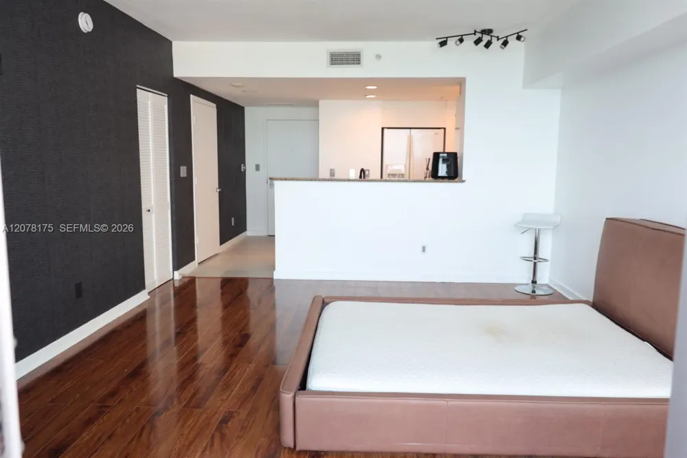 325 S Biscayne Blvd #4220 Miami, FL 33131