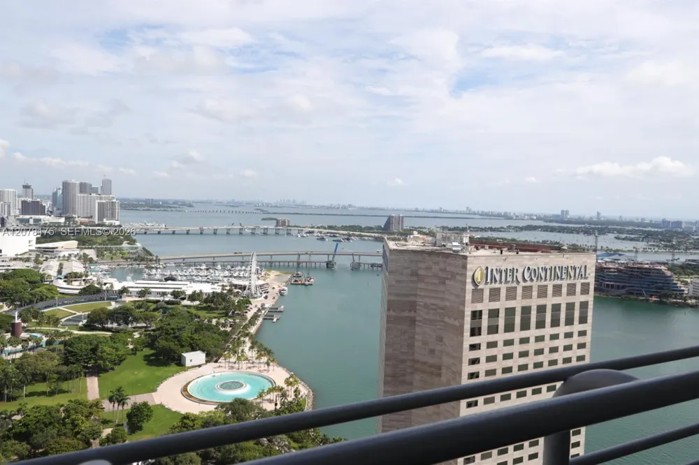 325 S Biscayne Blvd #4220 Miami, FL 33131