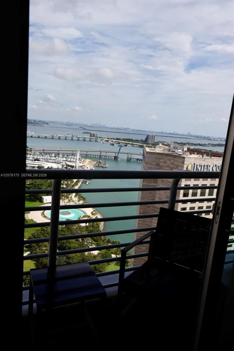 325 S Biscayne Blvd #4220 Miami, FL 33131