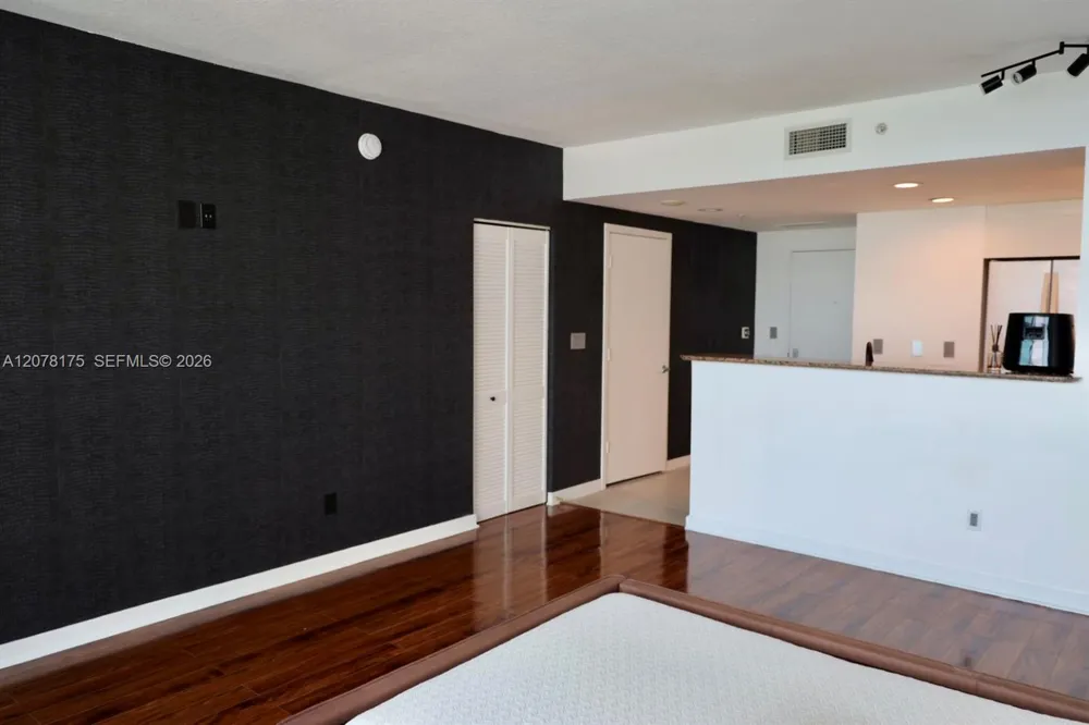 325 S Biscayne Blvd #4220 Miami, FL 33131