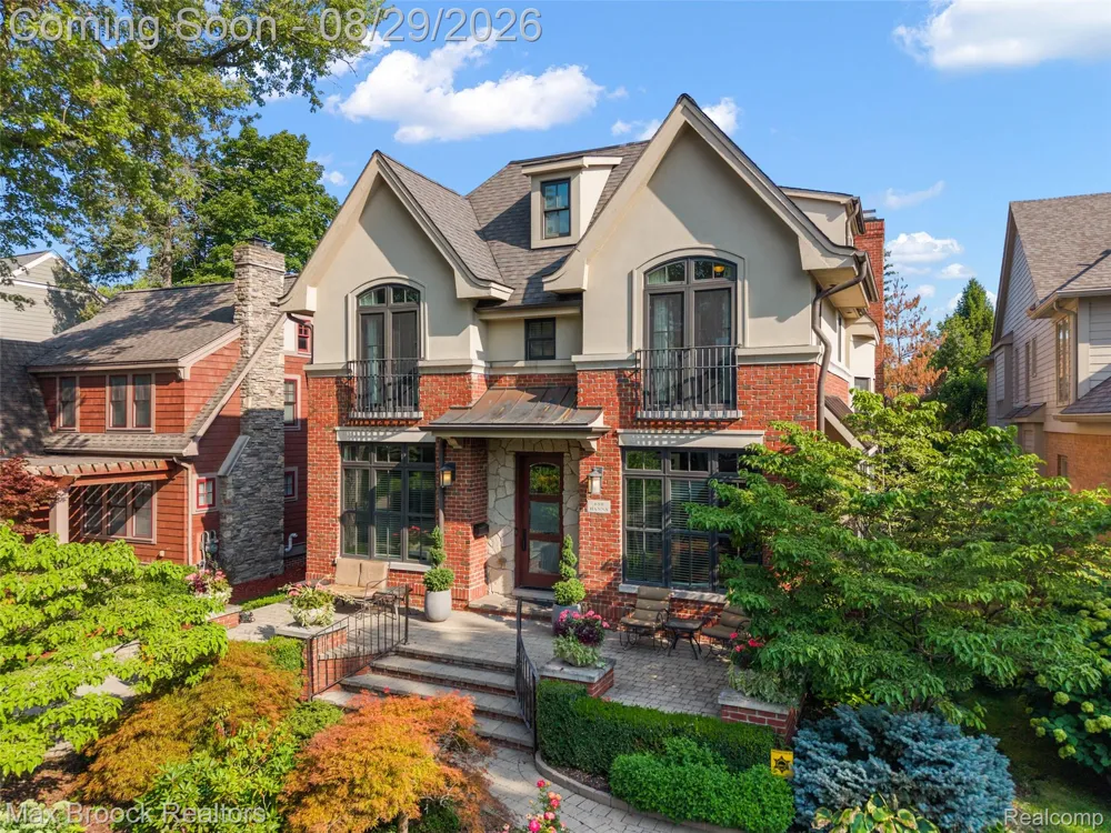 698 Hanna Street Birmingham City, MI 48009