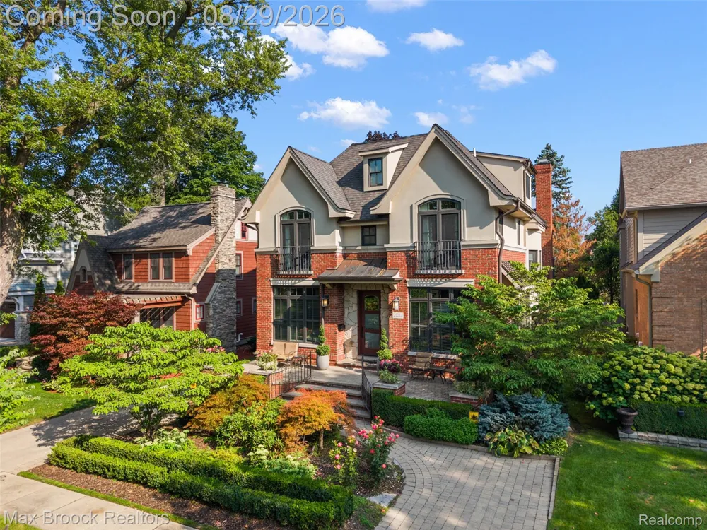 698 Hanna Street Birmingham City, MI 48009