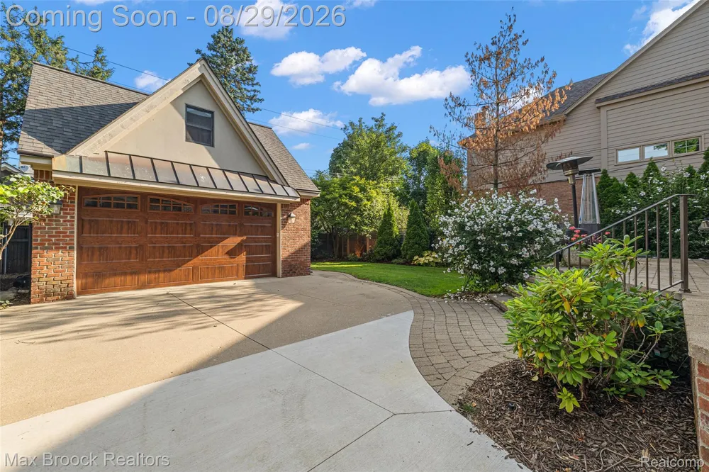 698 Hanna Street Birmingham City, MI 48009