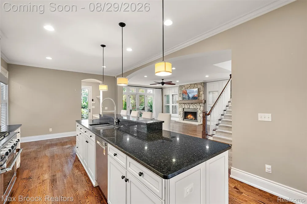 698 Hanna Street Birmingham City, MI 48009