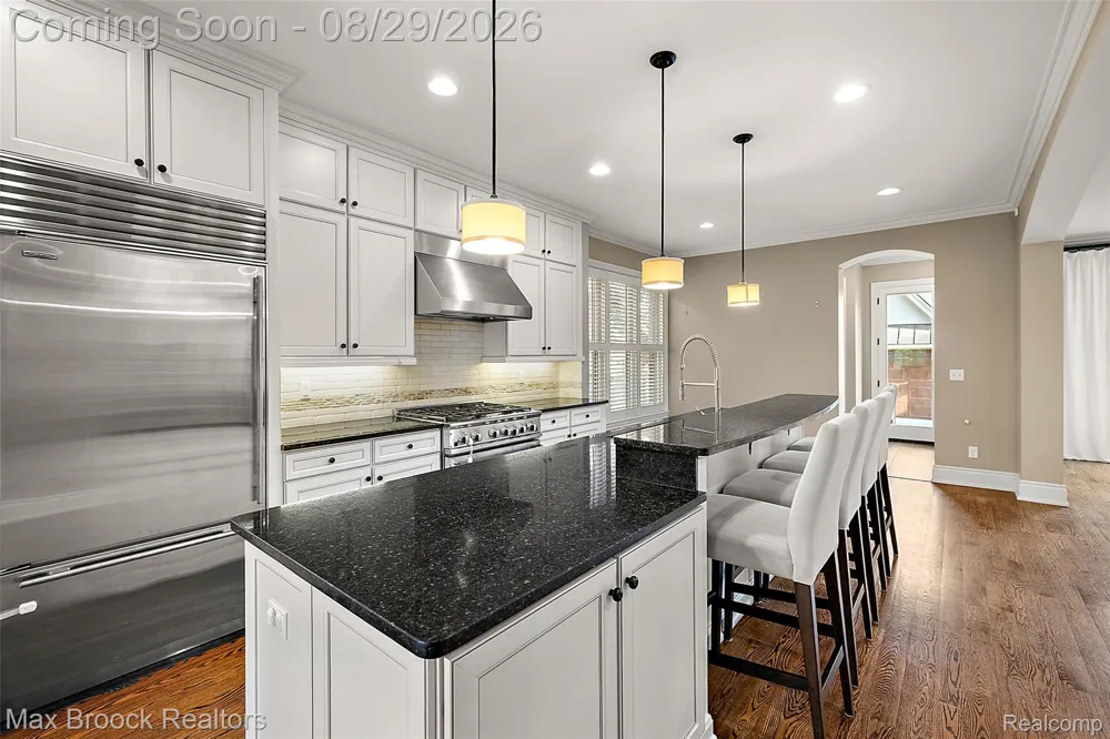 698 Hanna Street Birmingham City, MI 48009