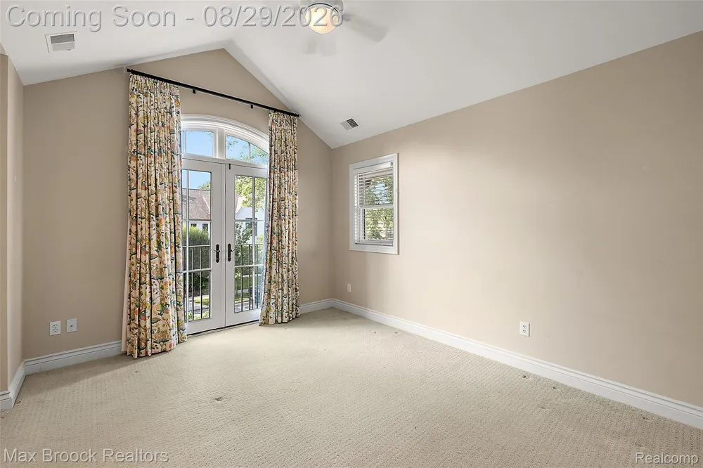 698 Hanna Street Birmingham City, MI 48009