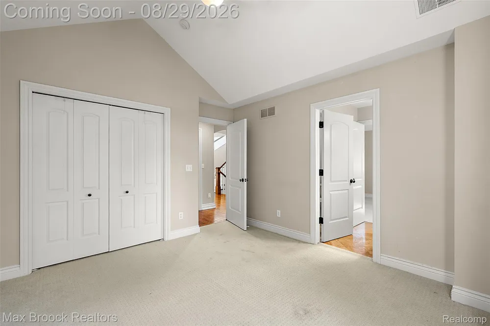 698 Hanna Street Birmingham City, MI 48009