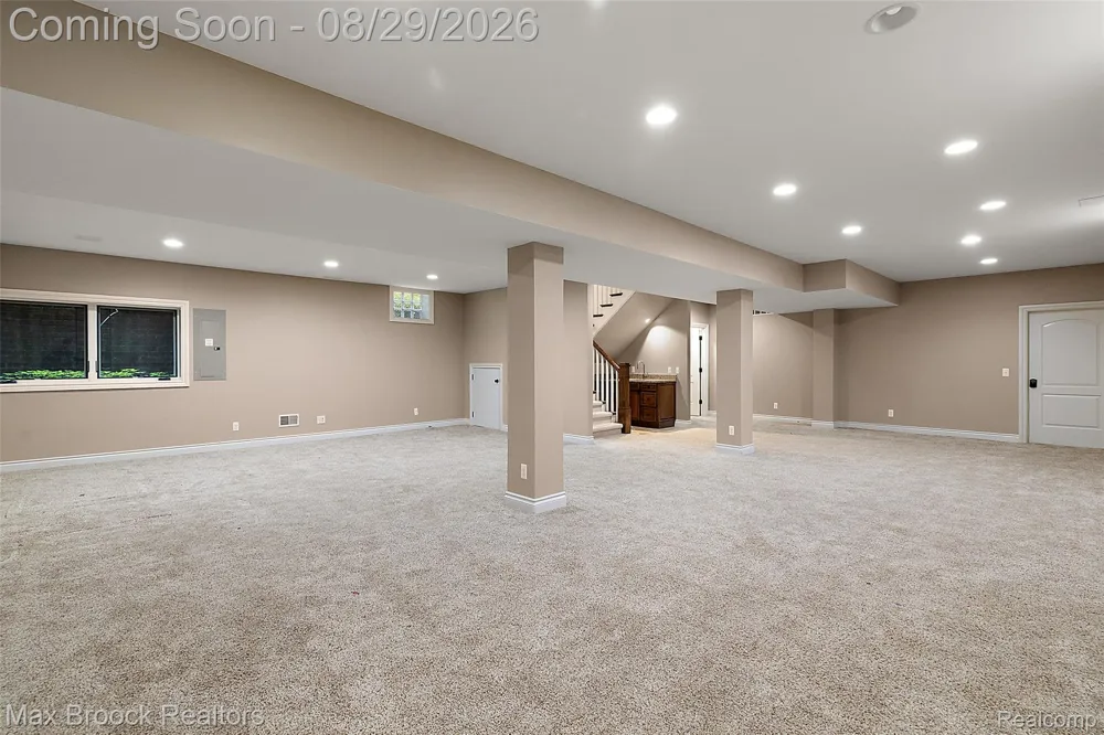 698 Hanna Street Birmingham City, MI 48009