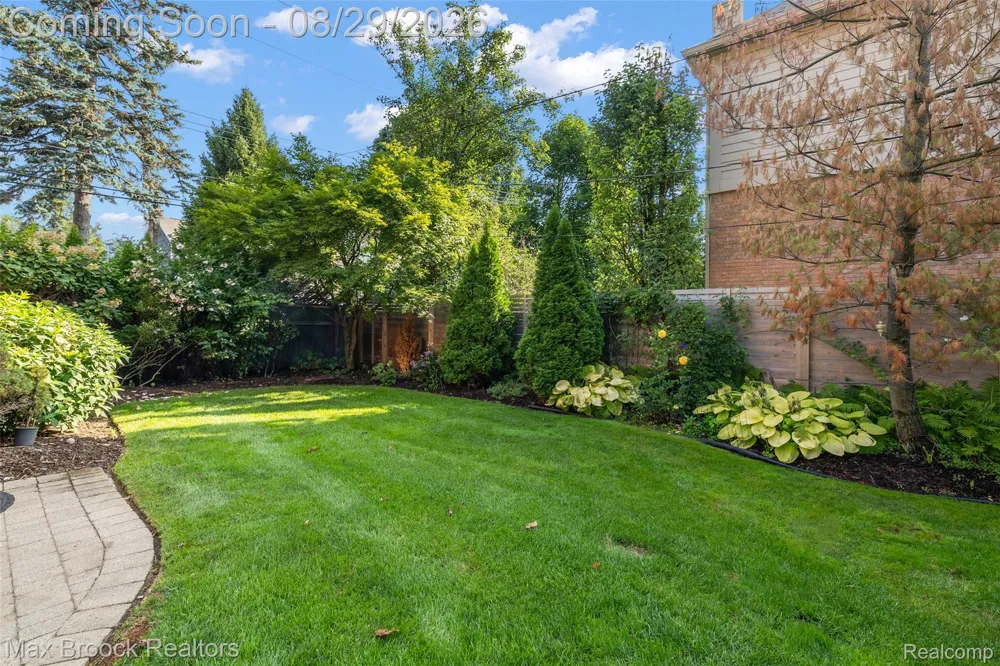 698 Hanna Street Birmingham City, MI 48009