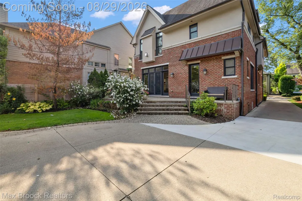 698 Hanna Street Birmingham City, MI 48009