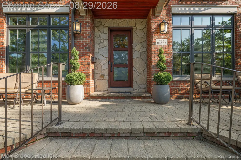 698 Hanna Street Birmingham City, MI 48009
