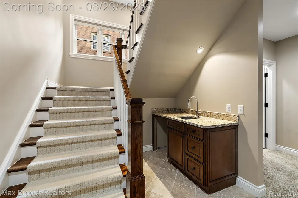 698 Hanna Street Birmingham City, MI 48009