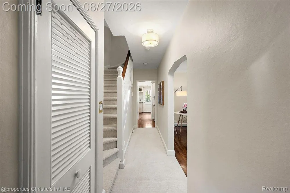 37 Cranford Lane Grosse Pointe City, MI 48230